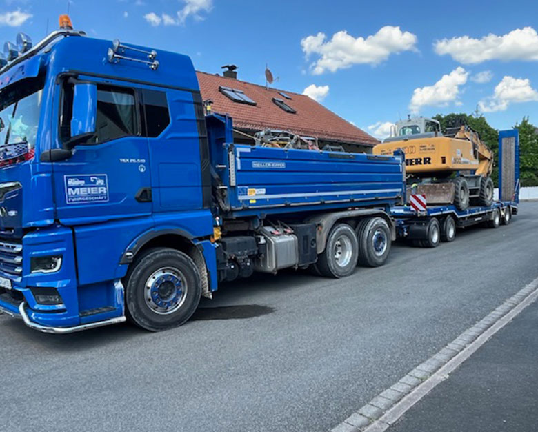 LKW mit Bagger